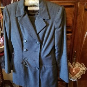 Gorgeous Hugo Buscati Milano gray wool suit